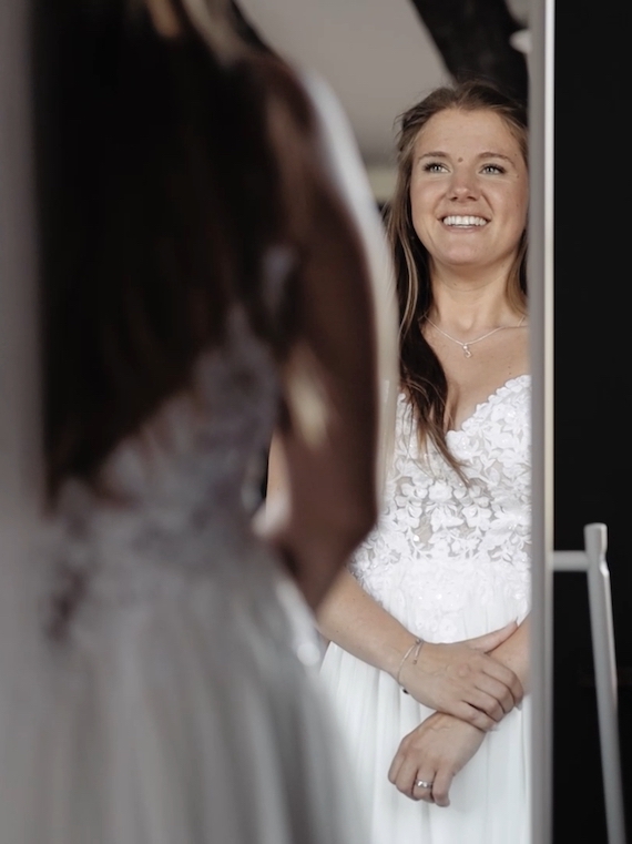 McKenzie Production Braut betrachtet sich im Spiegel